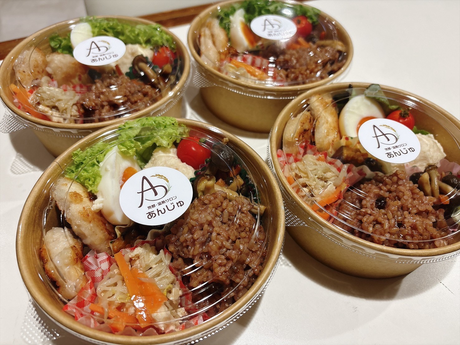 あんじゅのロゴが付いた販売用の酵素玄米弁当